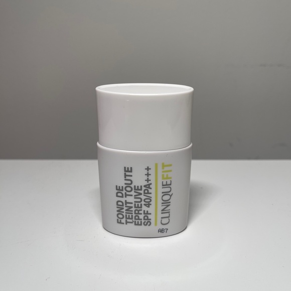 NEW CLINIQUE FIT SPF 40 Workout Makeup 63 DEEP 1 oz/30 ml DISCONTINUED - Picture 2 of 4